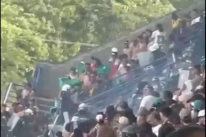 太阳报：哥伦比亚联赛球迷斗殴导致比赛中断，超300人被逐出球场