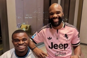 支云跟队：卡卢卢兄弟在中国香港碰面，弟弟身穿支云球衣